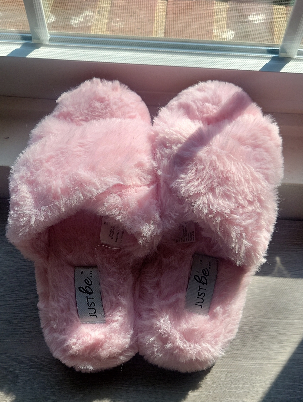 just be NWT Soft Pink Fuzzy Women's Slippers